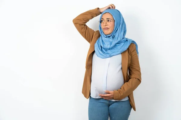 Těhotná Muslimka Hidžábu Zmatená Něčem Přemýšlí Držel Hlavu Nejistý Pochybnostmi — Stock fotografie