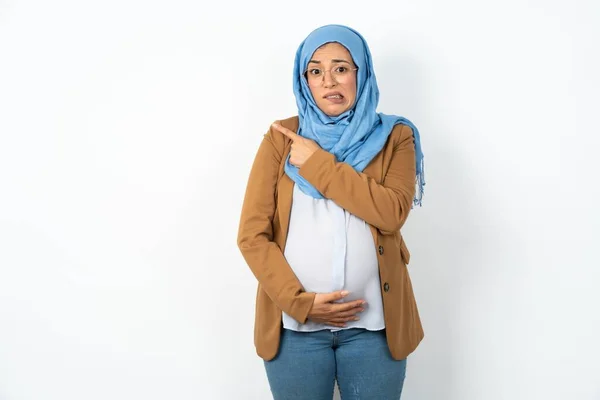 Těhotná Muslimka Nosí Hidžáb Ukazující Stranou Ustaraný Nervózní Ukazováčkem Obavy — Stock fotografie