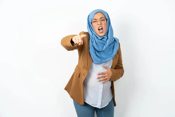 妊娠したイスラム教徒の女性は不満を指し カメラにイライラし 怒りと怒り あなたと戦う準備ができています — ストック写真