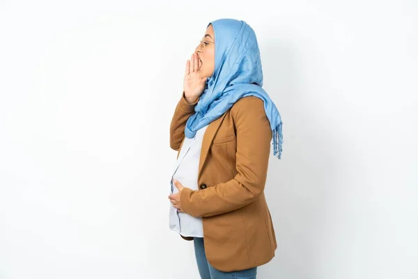Ritratto Ravvicinato Donna Musulmana Incinta Stupita Che Indossa Hijab Tenendosi — Foto Stock