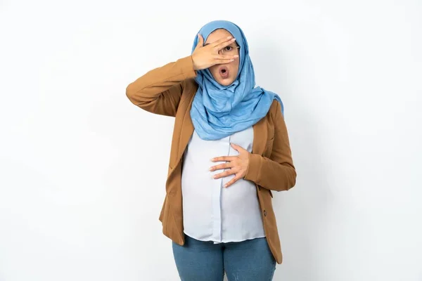 Těhotné Muslimka Žena Sobě Hidžáb Nakukuje Šoku Zakrývající Tvář Oči — Stock fotografie