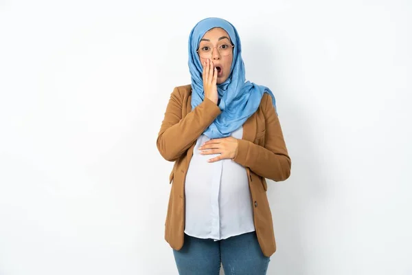 ヒジャーブを着用しているショックを受けた妊娠中のイスラム教徒の女性は 予期せぬニュース 顔の表現の概念に驚き 非常に驚いています — ストック写真