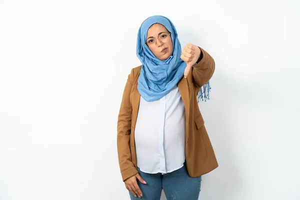 妊娠中のイスラム教徒の女性は イライラ 失望または不満を感じ 深刻な外観で親指を示しています — ストック写真
