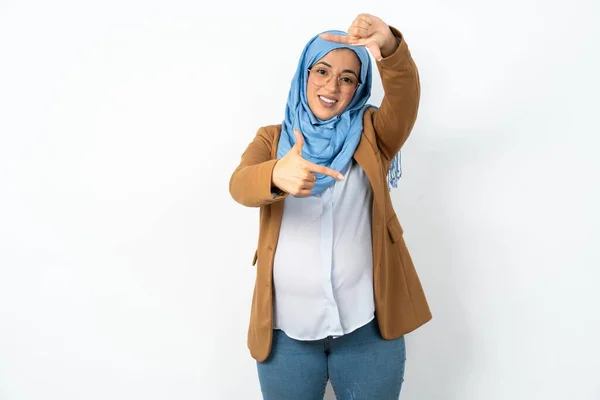 Mulher Muçulmana Grávida Vestindo Hijab Fazendo Moldura Dedo Com Mãos — Fotografia de Stock