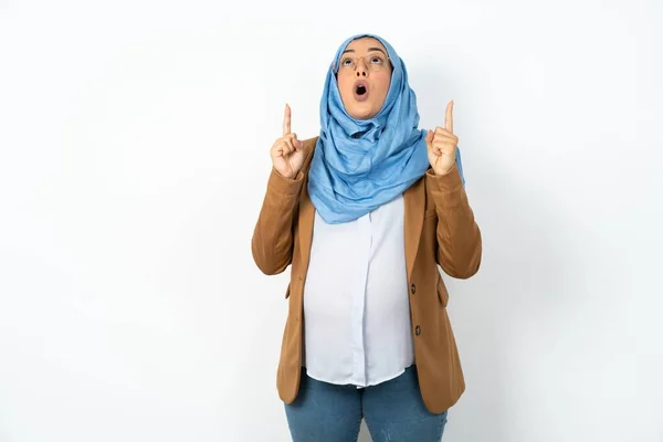 妊娠したイスラム教徒の女性ヒジャーブを着用すると驚き 指で指を指し 腕を上げた — ストック写真