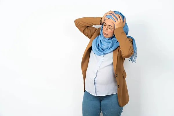 Těhotná Muslimka Nosí Hidžáb Trpí Silnou Bolestí Hlavy Zoufalý Stresu — Stock fotografie