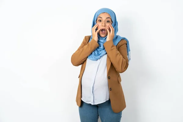Ohromená Těhotná Muslimka Hidžábu Vyjadřuje Vzrušení Vzrušení Sklání Čelist Ruce — Stock fotografie