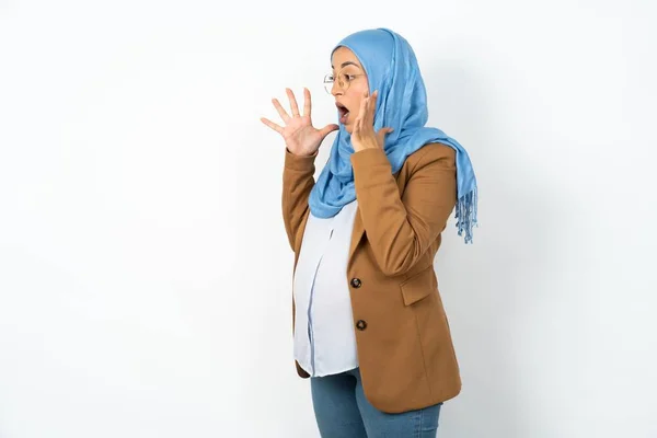 Όμορφη Έγκυος Μουσουλμάνα Γυναίκα Φοράει Χιτζάμπ Φωνάζει Δυνατά Κρατά Μάτια — Φωτογραφία Αρχείου
