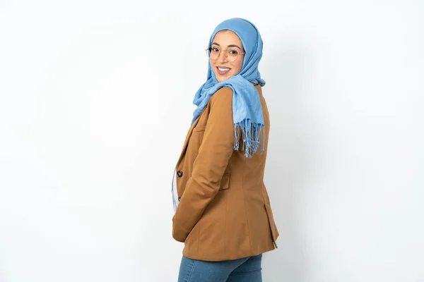 Zadowolona Piękna Ciężarna Muzułmanka Nosząca Hidżab Promieniejąca Uśmiechem Aparat Fotograficzny — Zdjęcie stockowe