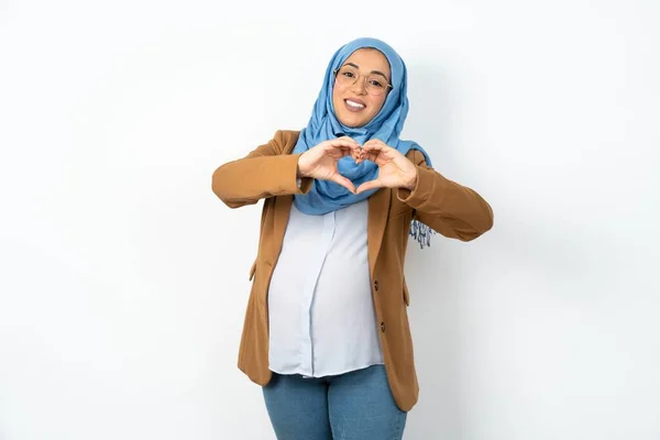 美しい妊娠したイスラム教徒の女性は ハートシンボルを手で形作るのが大好きです ロマンチックなコンセプト — ストック写真