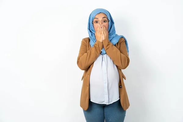 Ζωηρή Όμορφη Έγκυος Μουσουλμάνα Γυναίκα Φορώντας Μαντίλα Γελά Χαρούμενα Καλύπτει — Φωτογραφία Αρχείου