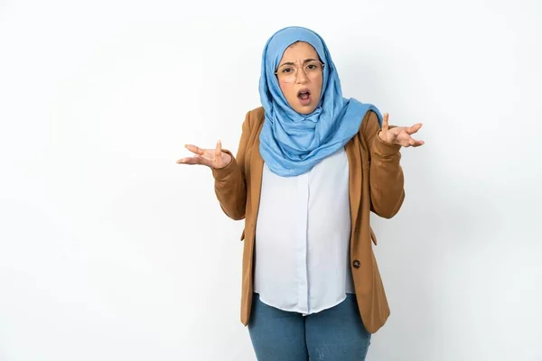 Frustrated Beautiful Pregnant Muslim Woman Wearing Hijab Feels Puzzled Hesitant — Stock Photo, Image