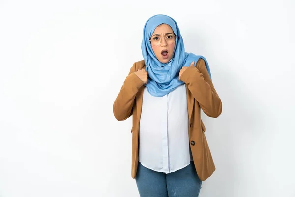 Ντροπιασμένη Όμορφη Έγκυο Μουσουλμάνα Γυναίκα Που Φοράει Μαντίλα Δείχνει Στον — Φωτογραφία Αρχείου