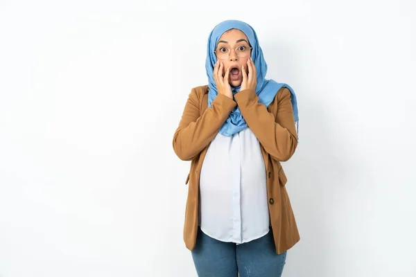 Bang Doodsbang Mooie Zwangere Moslim Vrouw Dragen Hijab Geschokt Met — Stockfoto