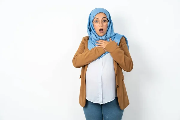 Τρομαγμένη Όμορφη Έγκυος Μουσουλμάνα Γυναίκα Φορώντας Χιτζάμπ Κοιτάζει Φοβισμένη Έκφραση — Φωτογραφία Αρχείου