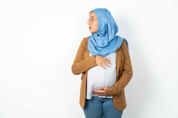美しい妊娠したイスラム教徒の女性はヒジャブを着用しない笑顔の注意深いリスニング集中 — ストック写真