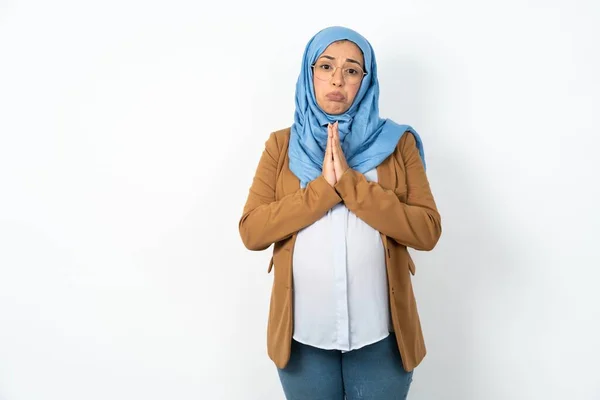 Hermosa Mujer Musulmana Embarazada Usando Mujer Hijab Mantiene Las Palmas —  Fotos de Stock