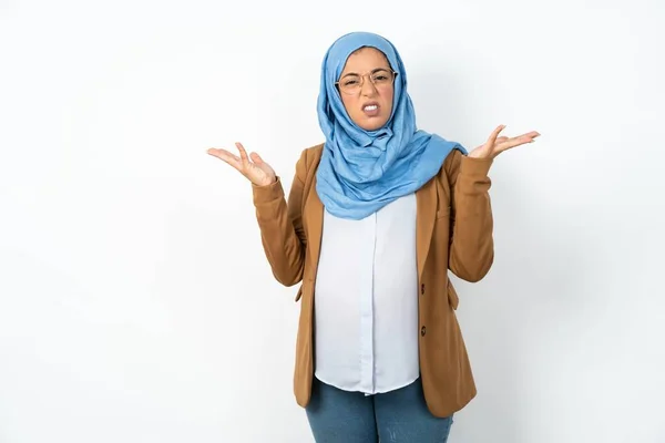 Όμορφη Έγκυος Μουσουλμάνα Γυναίκα Φορώντας Χειρονομίες Χιτζάμπ Σύγχυση Συνοφρυώματα Αντιμετωπίζουν — Φωτογραφία Αρχείου