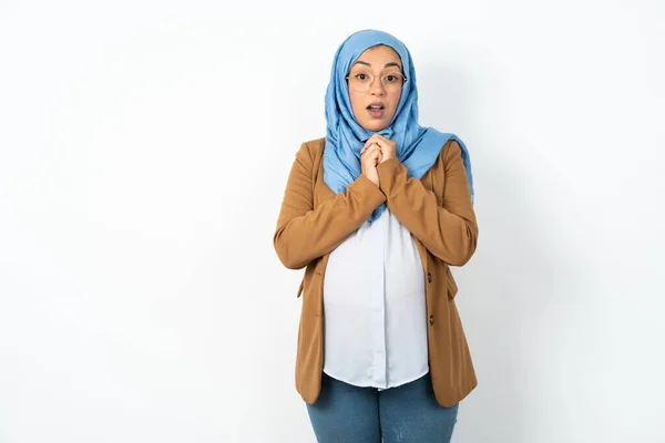 Όμορφη Έγκυος Μουσουλμάνα Γυναίκα Φορώντας Χιτζάμπ Χαμογελά Ευτυχισμένα Ευτυχής Λάβει — Φωτογραφία Αρχείου