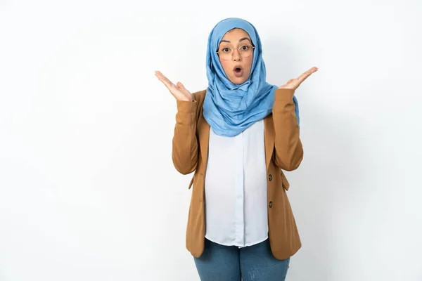 Έκπληκτη Όμορφη Έγκυο Μουσουλμάνα Γυναίκα Φορώντας Hijab Χειρονομίες Αβεβαιότητα Κοιτάζει — Φωτογραφία Αρχείου