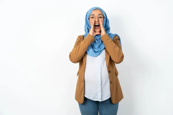 Beautiful Pregnant Muslim Woman Wearing Hijab Woman Shouting Excited Front — Stock Photo, Image