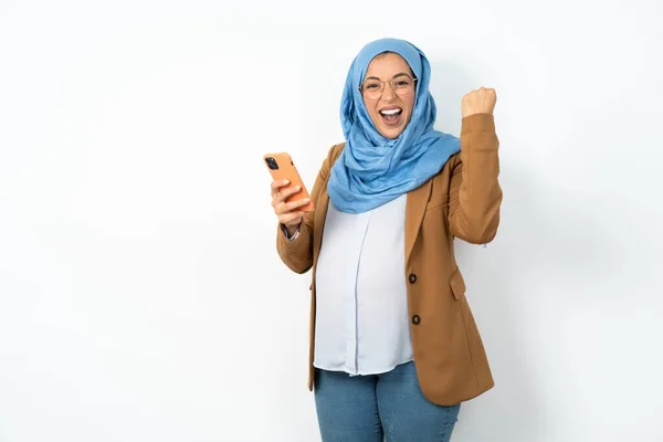 Πορτρέτο Της Εγκύου Μουσουλμάνα Γυναίκα Φορώντας Χιτζάμπ Εκμετάλλευση Στα Χέρια — Φωτογραφία Αρχείου