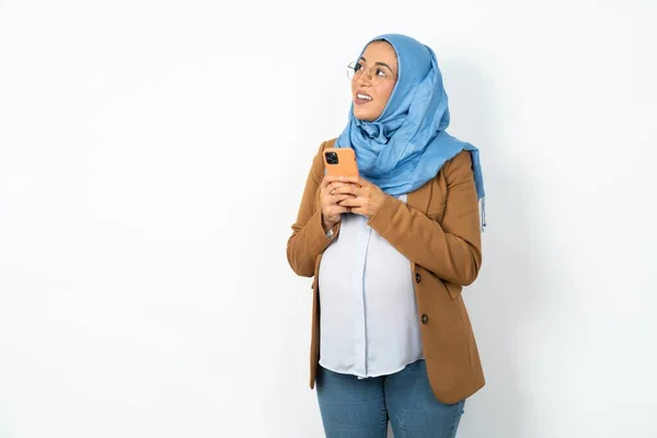 Έγκυος Μουσουλμάνα Γυναίκα Φορώντας Μαντίλα Κρατώντας Στο Χέρι Κινητό Τηλέφωνο — Φωτογραφία Αρχείου