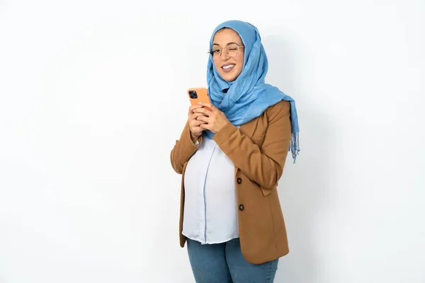 Ενθουσιασμένη Έγκυος Μουσουλμάνα Γυναίκα Φορώντας Hijab Κλείσιμο Του Ματιού Και — Φωτογραφία Αρχείου