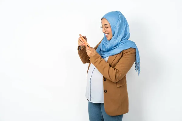 Έγκυος Μουσουλμάνα Γυναίκα Φορώντας Χιτζάμπ Κρατώντας Στα Χέρια Κυττάρων Παίζοντας — Φωτογραφία Αρχείου
