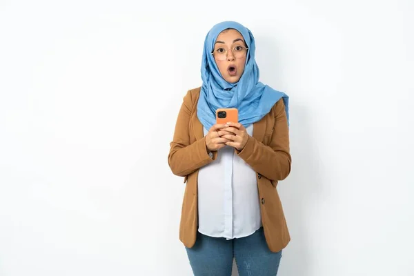 Σοκαρισμένη Έγκυος Μουσουλμάνα Γυναίκα Φορώντας Χιτζάμπ Ανοίγει Στόμα Κρατήσει Τηλέφωνο — Φωτογραφία Αρχείου