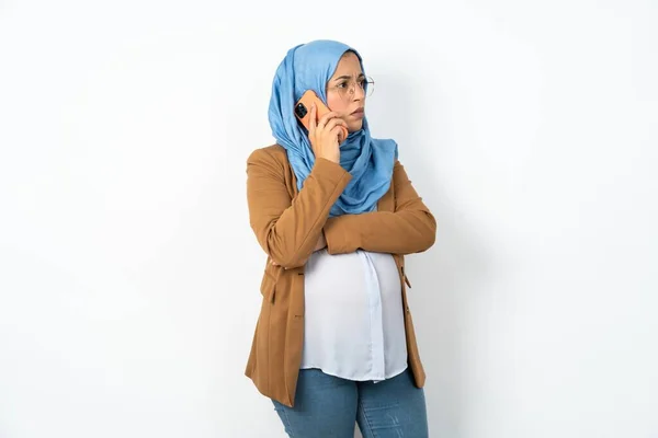 Θλιβερή Έγκυο Μουσουλμάνα Που Φοράει Χιτζάμπ Και Μιλάει Στο Smartphone — Φωτογραφία Αρχείου