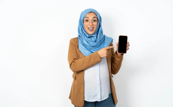 Ελκυστική Έγκυος Μουσουλμάνα Γυναίκα Φορώντας Hijab Εκμετάλλευση Στα Χέρια Κυττάρων — Φωτογραφία Αρχείου