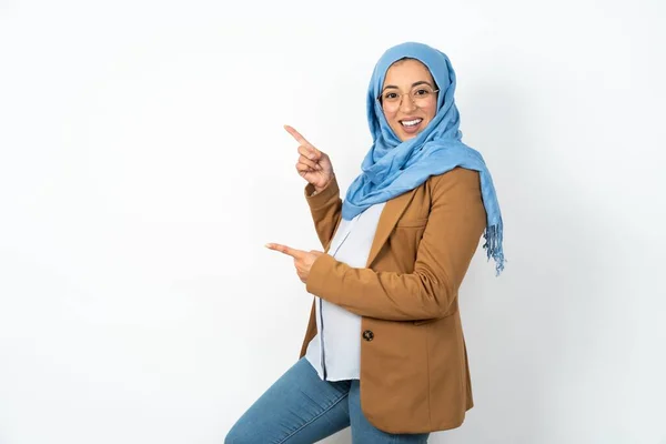 Mujer Musulmana Embarazada Usando Hijab Punto Copyspace Recomiendan Descuentos Ventas — Foto de Stock