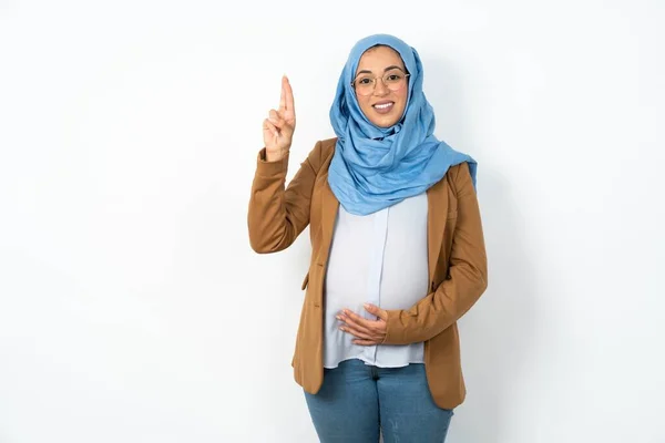Donna Musulmana Incinta Che Indossa Hijab Indicando Con Dita Numero — Foto Stock