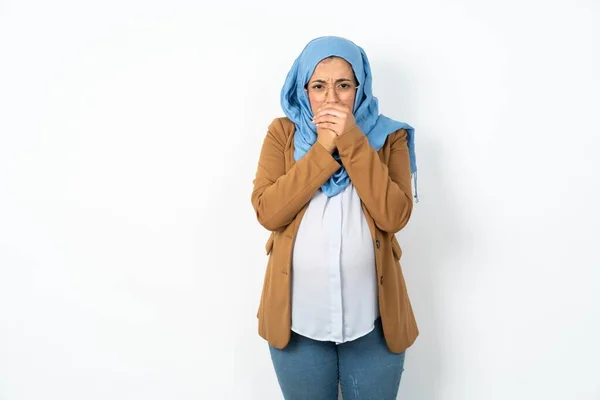 Mulher Muçulmana Grávida Vestindo Hijab Segurando Sente Muito Frio Fora — Fotografia de Stock