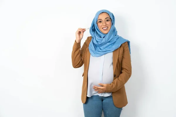 妊娠中のイスラム教徒の女性は 目に見えない勇気を持ち 親指を上げて この新しい治療法を推奨しています 歯科医療コンセプト — ストック写真