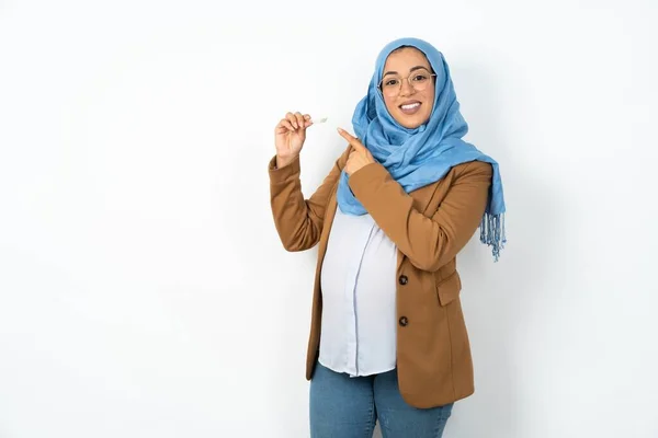 妊娠中のイスラム教徒の女性は ヒジャブを着て 目に見えない外国人を 指してた 歯科医療と自信のコンセプト — ストック写真