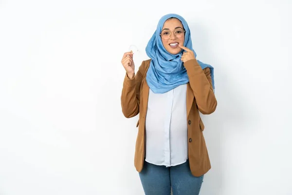 Pregnant Muslim Woman Wearing Hijab Holding Invisible Aligner Pointing Perfect — Stock Photo, Image