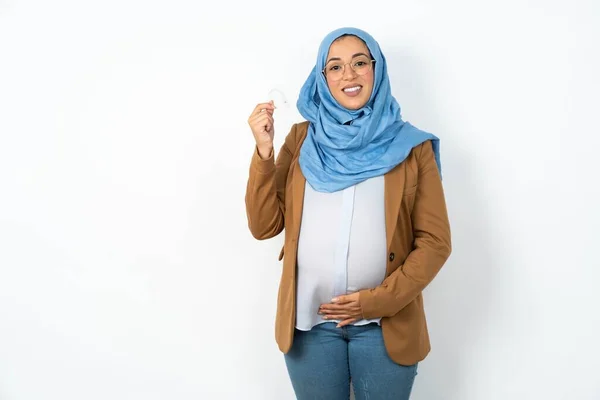 Těhotná Muslimka Nosí Hidžáb Drží Neviditelné Rovnátka Rovnátka Doporučuje Tuto — Stock fotografie
