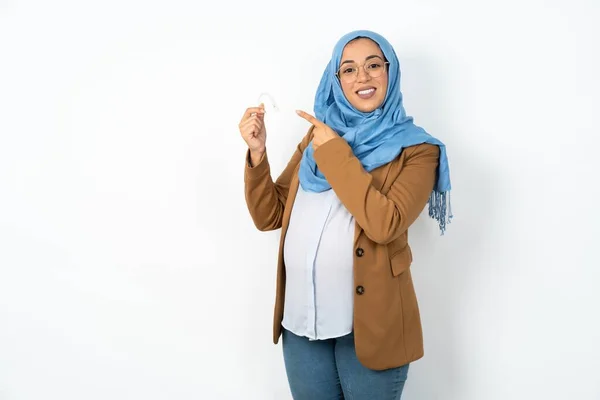 妊娠中のイスラム教徒の女性は ヒジャブを着て 目に見えない外国人を 指してた 歯科医療と自信のコンセプト — ストック写真