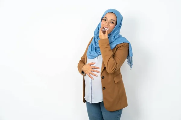 Těhotná Muslimka Hidžábu Drží Neviditelného Aligátora Který Připraven Použít Koncepce — Stock fotografie