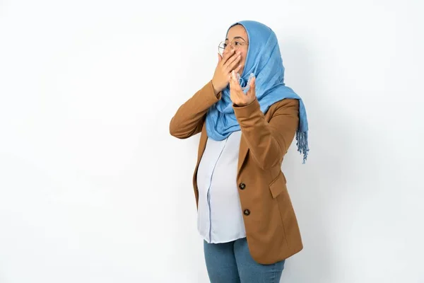 Šťastná Těhotná Muslimka Hidžábu Drží Ukazuje Před Kamerou Neviditelného Aligátora — Stock fotografie