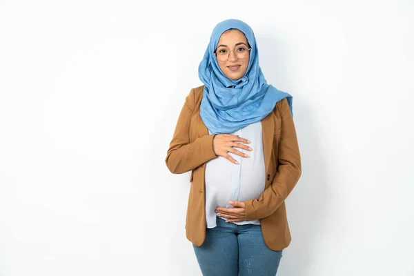 Těhotná Muslimka Nosí Hidžáb Pěkným Zářivým Úsměvem Potěšený Výraz Pojem — Stock fotografie