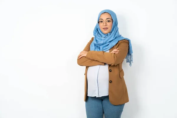 Sebevědomá Těhotná Muslimka Nosí Hidžáb Stojí Založenýma Rukama Ukazuje Profesionální — Stock fotografie
