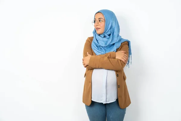Agradável Mulher Muçulmana Grávida Vestindo Hijab Mantém Mãos Cruzadas Sobre — Fotografia de Stock