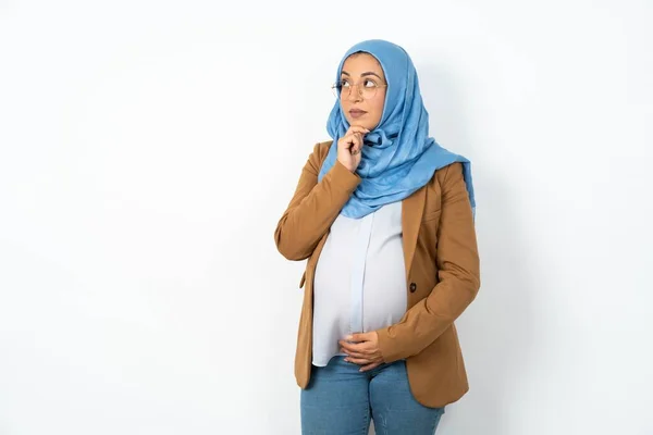 Zamyšlená Krásná Těhotná Muslimka Nosí Hidžáb Drží Bradu Dívá Zamyšleně — Stock fotografie