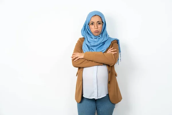 Smutná Nespokojenost Krásná Těhotná Muslimka Nosí Hidžáb Vypadá Mizerným Výrazem — Stock fotografie