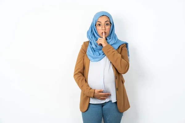 Krásná Těhotná Muslimka Nosí Hidžáb Mlčení Gesto Udržuje Ukazováček Rtech — Stock fotografie