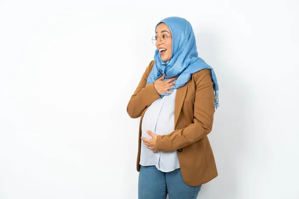 Radostná Krásná Těhotná Muslimka Nosí Hidžáb Vyjadřuje Pozitivní Emoce Připomíná — Stock fotografie