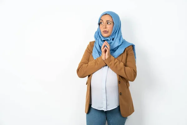 Όμορφη Έγκυος Μουσουλμάνα Γυναίκα Φορώντας Hijab Steepled Δάχτυλα Και Φαίνεται — Φωτογραφία Αρχείου